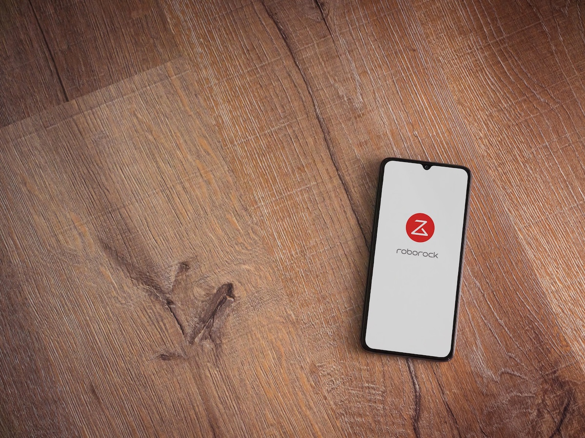 roborock app launch screen with logo on the display